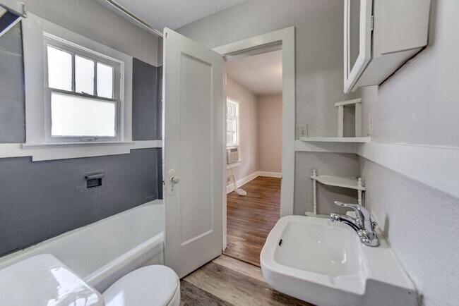 Building Photo - Tulsa 2-Bedroom Home | Walk to TU + Fenced...