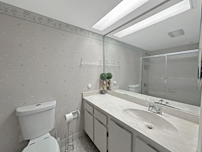 Building Photo - 535 Oaks Dr