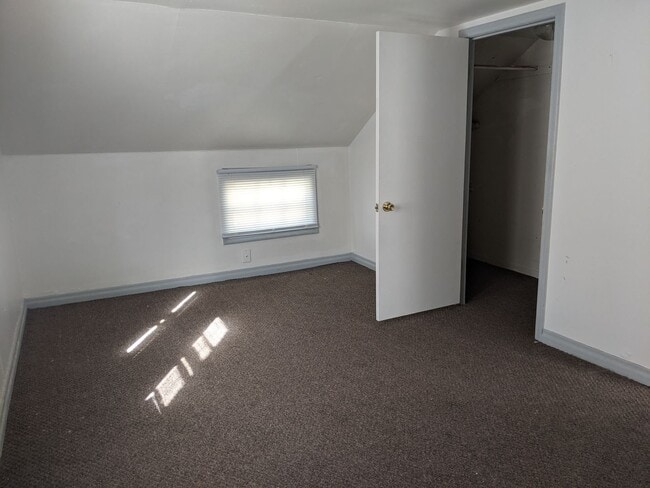 Building Photo - $1200 - 2 Bedroom 1 Bath Home - Heart of the City