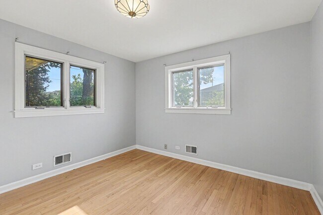 Building Photo - Beautifully Updated 4BR Home Blending Mid-Century Charm & Modern Comfort
