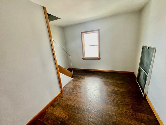 Building Photo - Coraopolis 3 Bedroom, 2 Bath House with De...