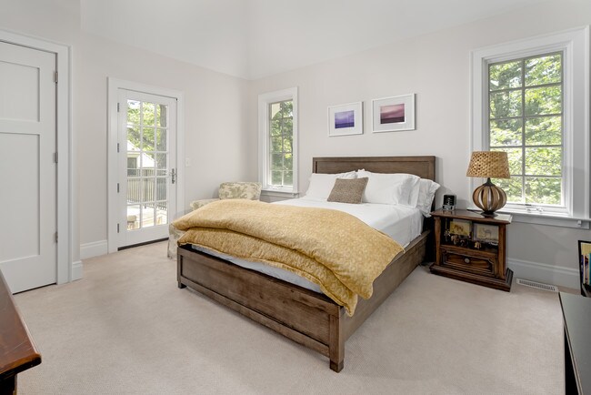 Building Photo - 755 Sheridan Rd