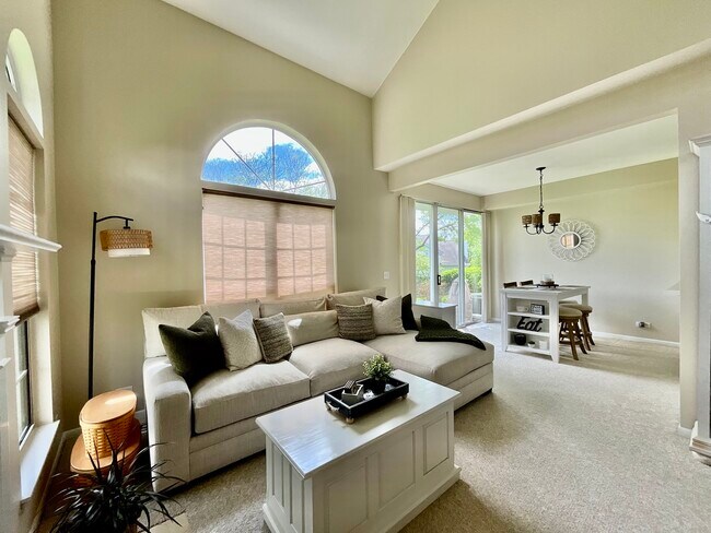 Building Photo - 547 Woodcrest Dr