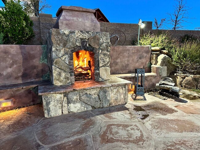 Building Photo - Move in Special Luxury 4 bedroom 4.5 bathr...