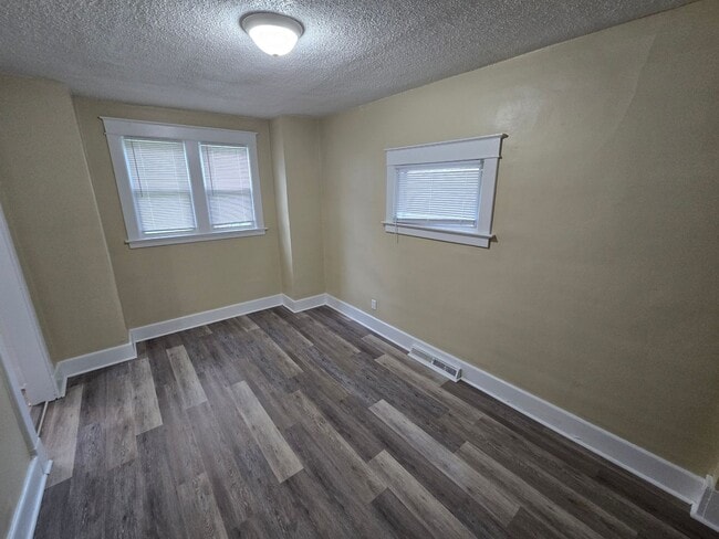 Building Photo - 3 Bedroom House