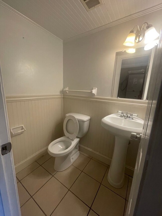Building Photo - NICE 2 BEDROOM TOWNHOUSE IN LAKE EDWARDS
