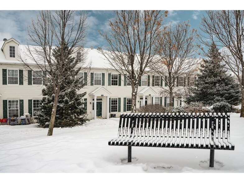Building Photo - 1046 Providence Dr