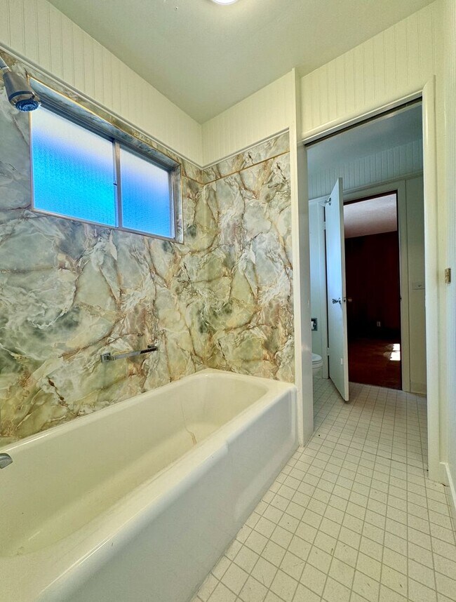 Building Photo - **50% OFF FIRST MONTH'S RENT** Country Liv...