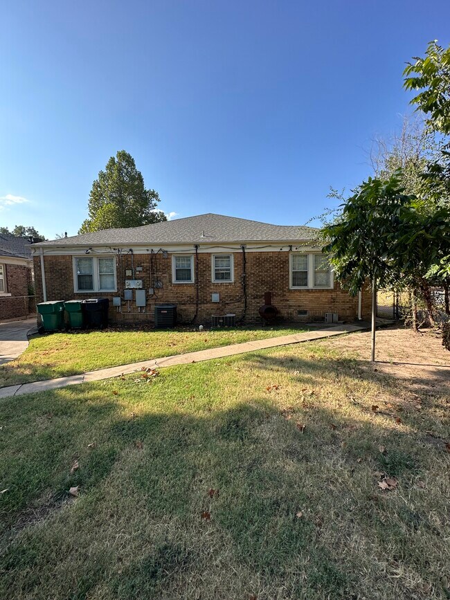 Building Photo - 1015 NW 40th St