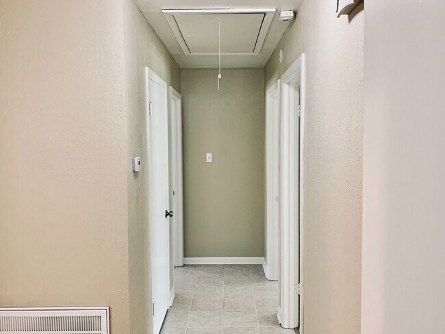 Building Photo - Immaculate home in Broadmoor