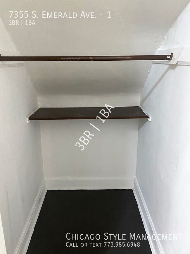 Building Photo - Generous Living Space