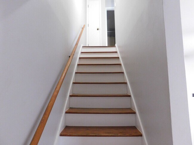 Building Photo - 2 Bed 1.5 Bath Condo