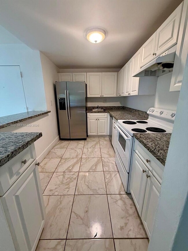 Building Photo - 10393 N Kendall Dr