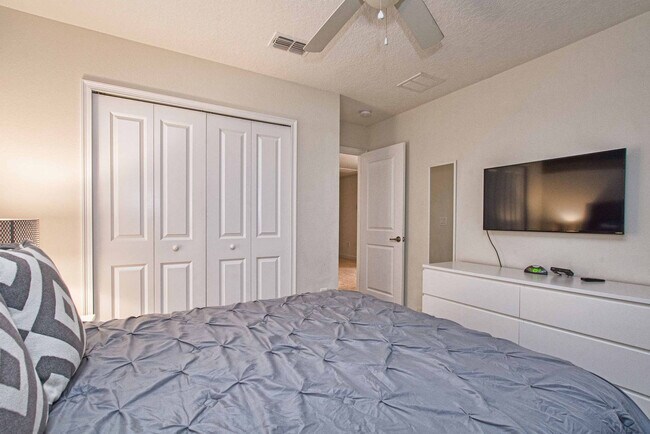 Building Photo - 4728 Sleepy Hollow Dr