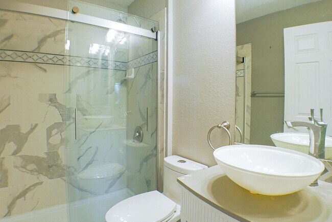 Building Photo - Beautiful 3 beds 2 bath 2-story home overv...