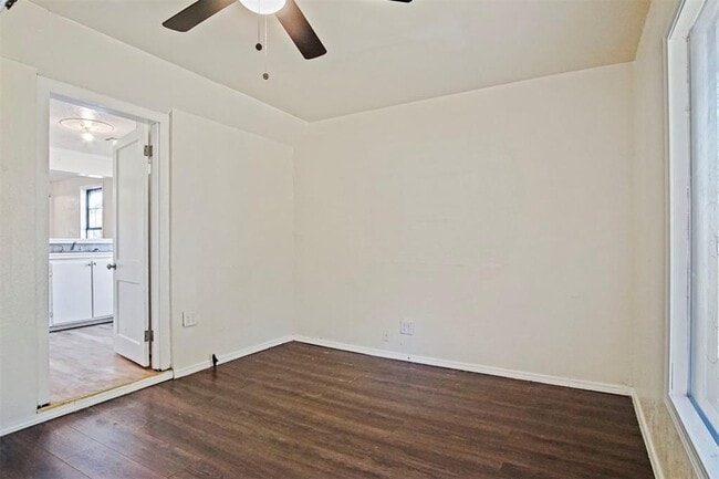 Building Photo - 2812 S Broadway Ave