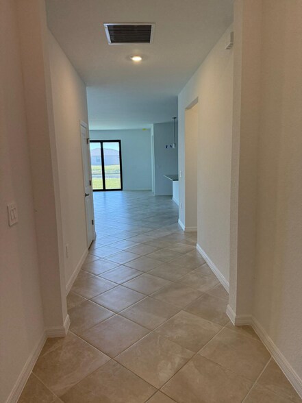 Building Photo - 1553 Saddlewood Cir