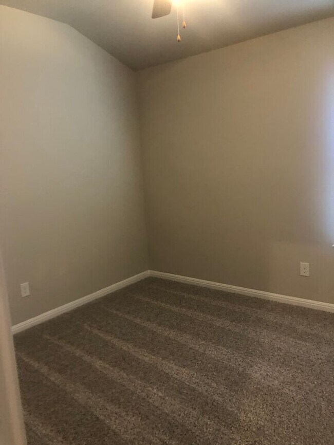 Building Photo - -=Available April 2026=-  4BR/2BA w/ Fenced Yard + Covered Parking in Hutto, TX