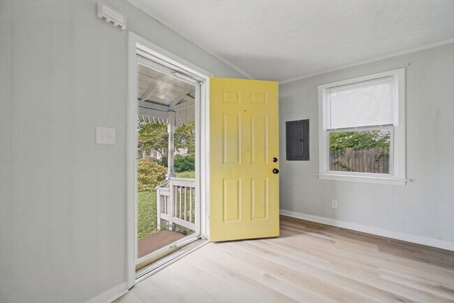 Building Photo - 1512 Rolfe Pl