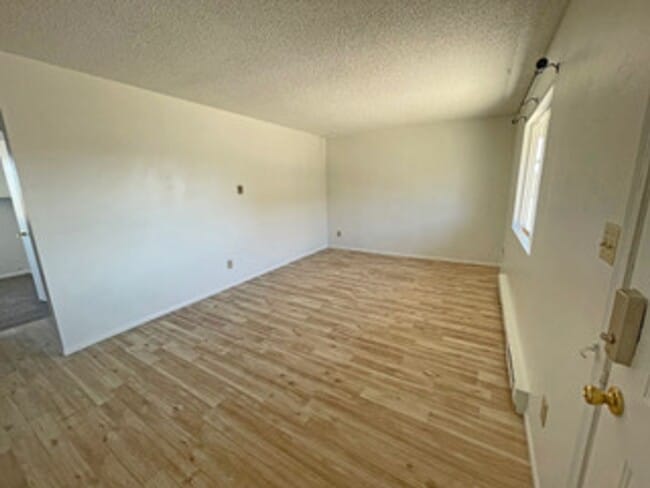 Building Photo - 2bed 1bath duplex with fenced yard