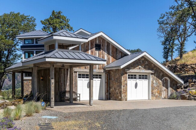 Building Photo - 3500 Westcliff Dr