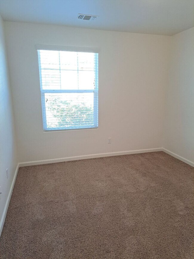 Building Photo - 1504 N Vanguard Way
