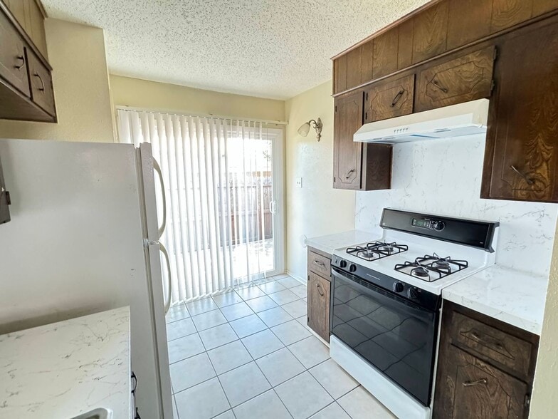 Building Photo - 2206 Silverway Dr