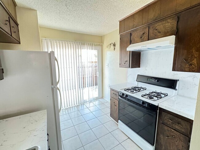 Building Photo - 2206 Silverway Dr