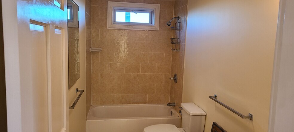 spacious bathroom - 9 Alban St