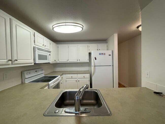 Building Photo - 2Bd/2Ba in Bethany Condo with Garage ~ Washer/ Dryer in Unit ~ Top Floor ~ Community Pool!!!