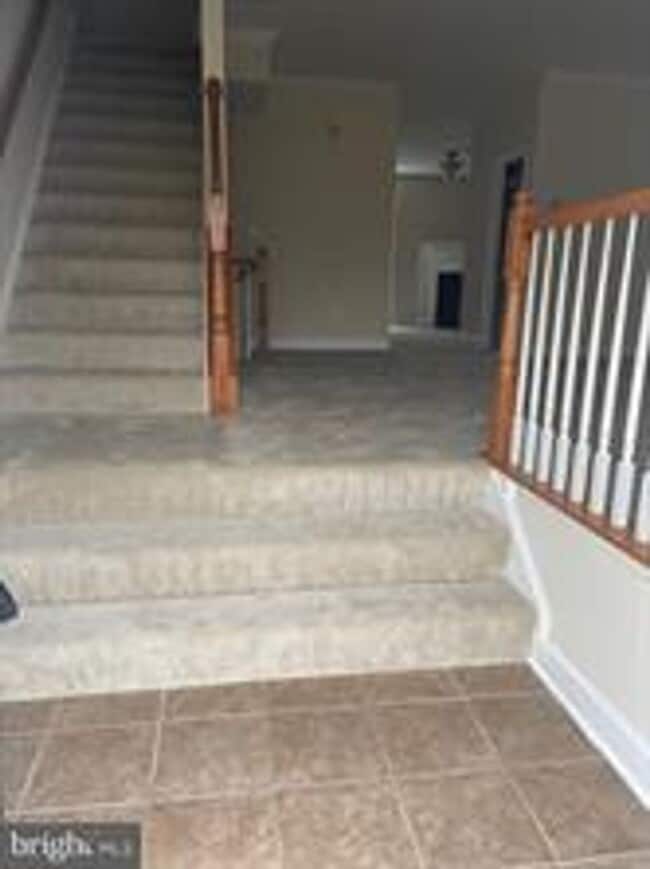 Building Photo - END UNIT TOWNHOUSE WITH 2 CAR GARAGE, 4 BEDROOMS AND 3.5 BATHS..FINISHED REC ROOM