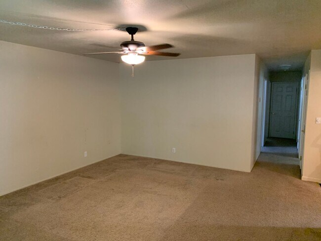 Building Photo - 3 Bedroom Home Near Slide Hill Park-$500 O...