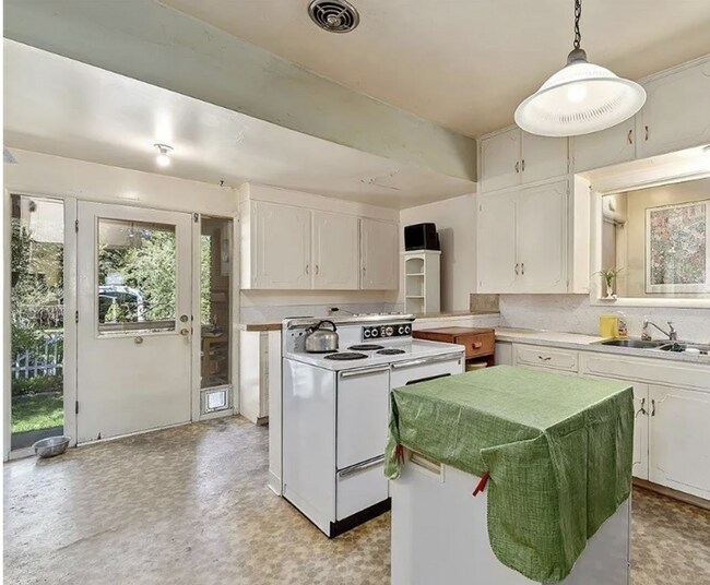 Building Photo - Exceptional FOUR Bedroom Home with Character Close to BSU and Downtown