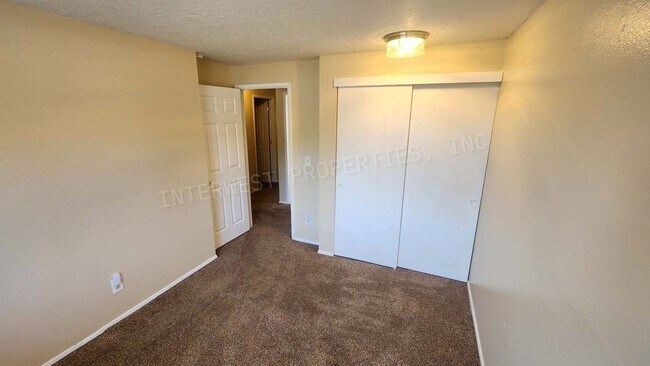 Building Photo - 3 bd 2 ba Ranch Style Beaverton Home with W/D in Unit, 2 Car Garage and Large Fenced Yard!