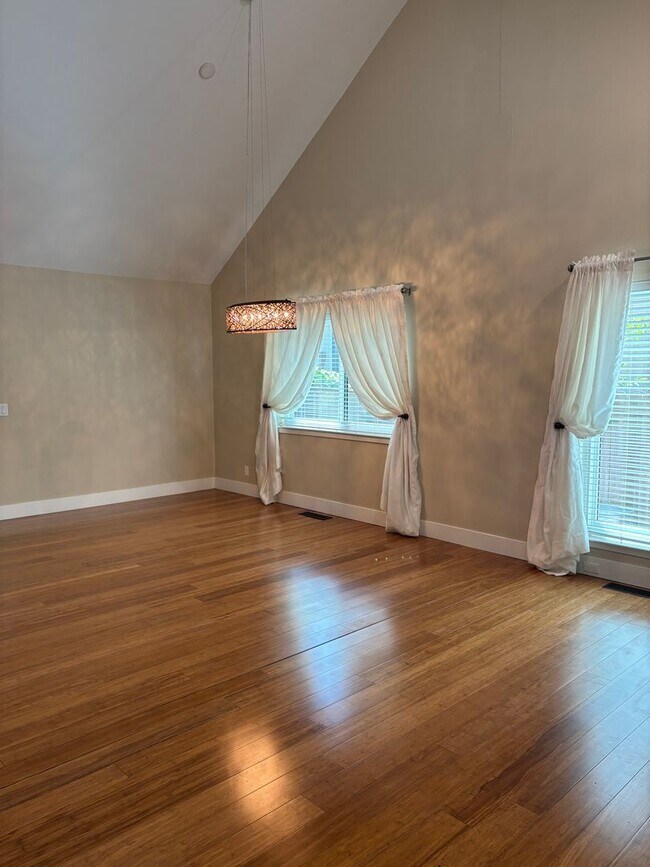 Building Photo - Large 4 Bedroom 3 bath Home, Plus Bonus Ro...