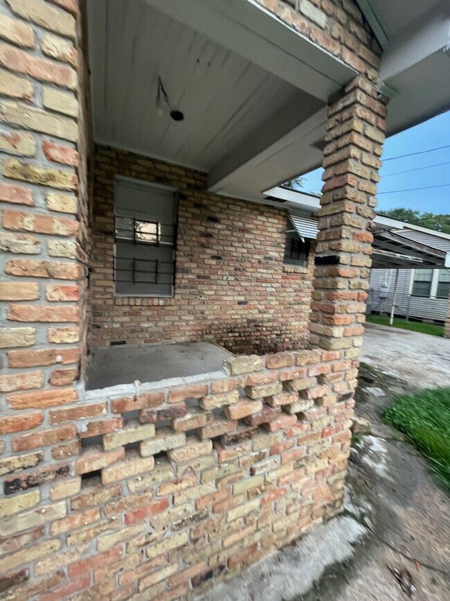 Building Photo - 3 bedrooms 2 baths - Section 8 Accepted