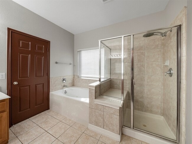 Building Photo - 9943 Red Cedar Dr