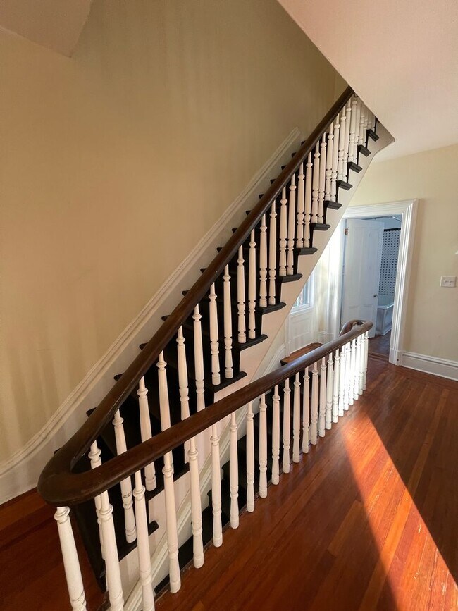 Building Photo - 4 Bedroom 2 Bathroom House with Stunning Hudson River Views