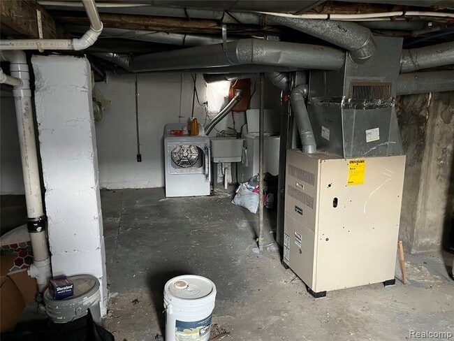 Building Photo - 7592 Maxwell Ave