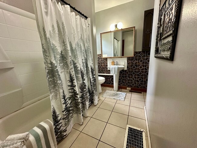 Building Photo - 1 bedroom, 1 bathroom home for rent in Wat...