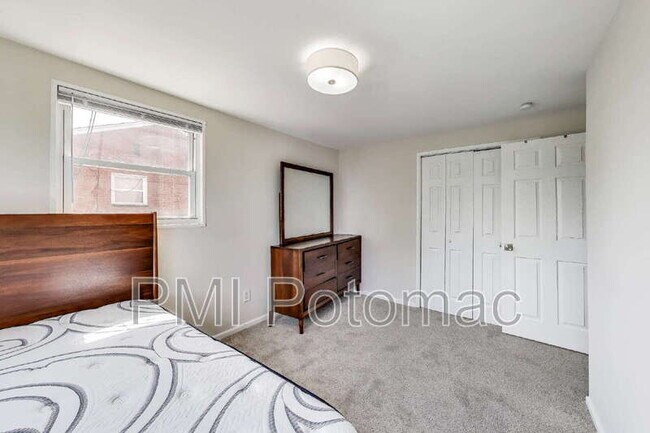 Building Photo - 3407 Floral St