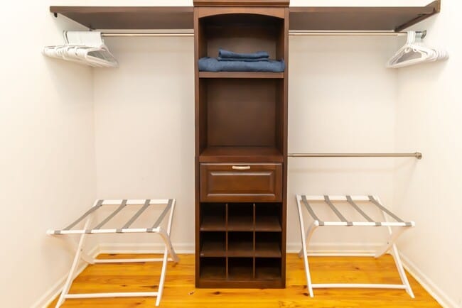 Building Photo - Lovely Townhome Available In Yacht Cove