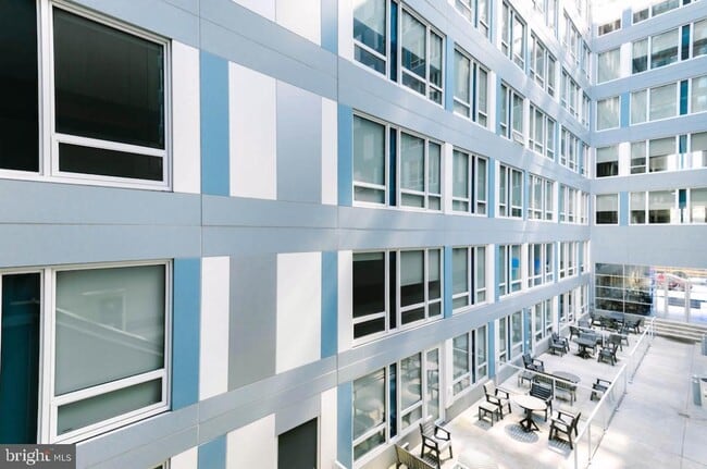 Building Photo - 2000-24-1924 Arch St