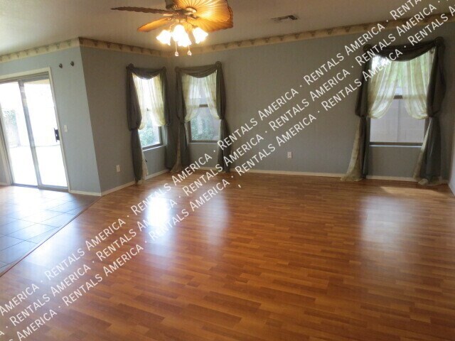 Building Photo - 752 E Rose Marie Ln