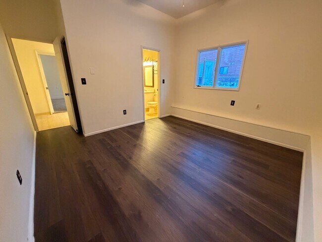 Building Photo - Large (5) bedroom home in a well established Anchorage neighborhood!