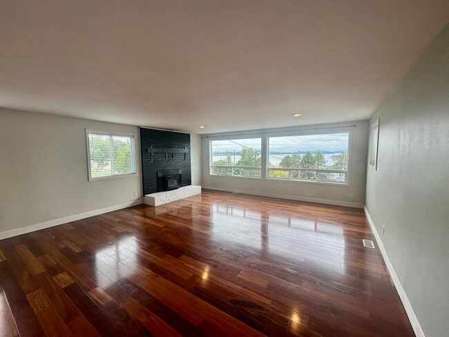 Building Photo - Must See Home!!