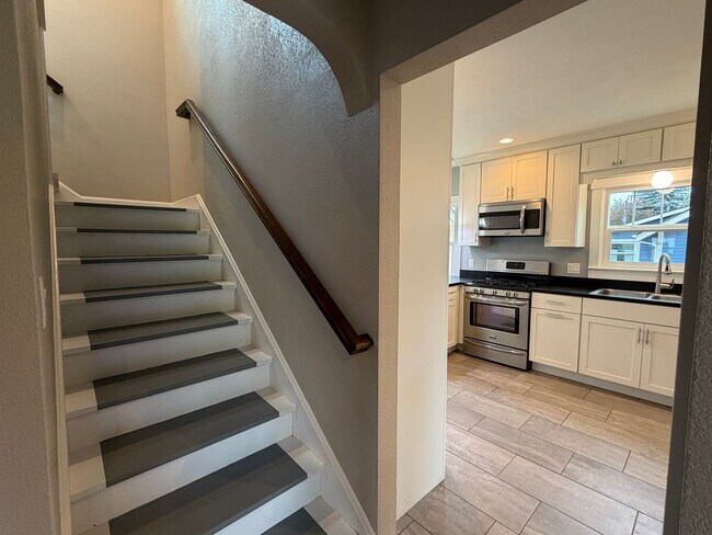 Building Photo - 3 Bedroom 1.5 Bath Single Family house on ...