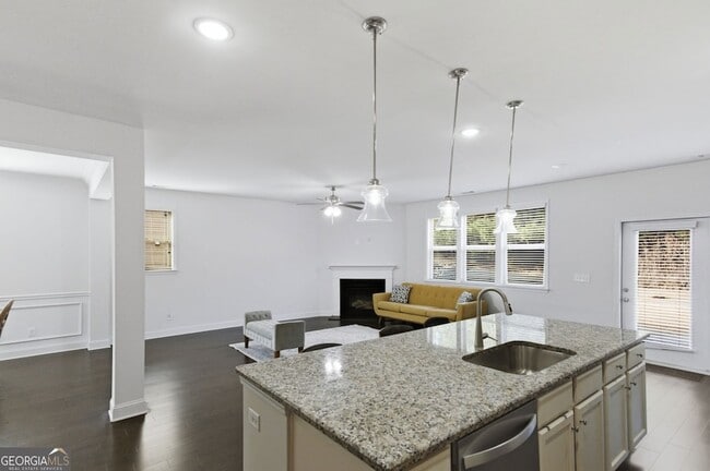 Building Photo - 1415 Dahlia Dr