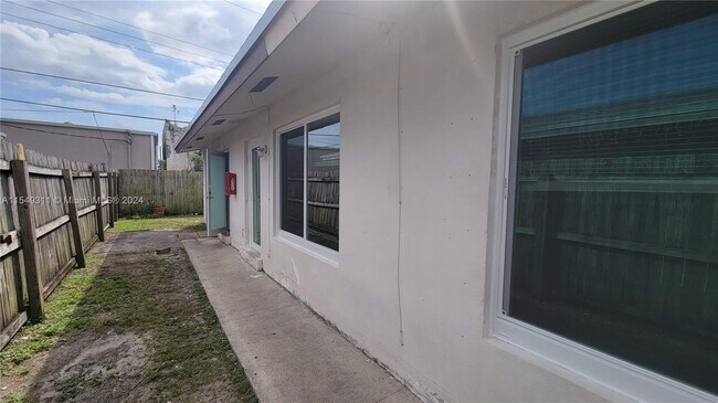 Building Photo - 730 NE 46th Ct