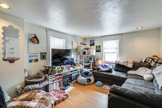 Building Photo - 313 Power St